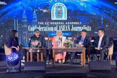 Speakers discuss at the 21st General Assembly of the Confederation of ASEAN Journalists (CAJ-21) in Kuala Lumpur. (Photo: VNA)