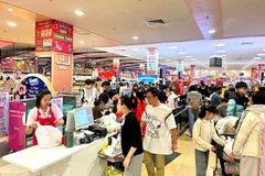 Consumers shop at a supermarket. (Photo: VNA)
