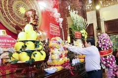 National Assembly Chairman Tran Thanh Man offers incense at the Special National Historical Site dedicated to President Ton Duc Thang in the Mekong Delta province of An Giang. (Photo: VNA)