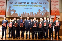 Vietnamese Ambassador to Japan Pham Quang Hieu presents certificates of commendation to 26 outstanding workers and interns, and representatives from 17 host companies, and six trade unions, at the event (Photo: VNA)