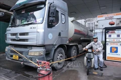 A petrol station in Hanoi receives a shipment of fuel to meet market demand. (Photo: VNA)