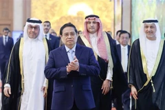 Prime Minister Pham Minh Chinh meets with the ambassadors of Saudi Arabia, UAE and Qatar. (Photo: VNA)