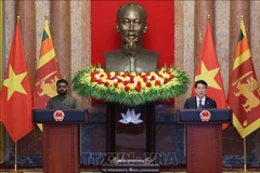 Vietnamese State President Luong Cuong (R) and Sri Lankan President Anura Kumara Dissanayaka meet with the press. (Photo: VNA)