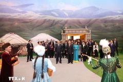 Party General Secretary To Lam and his entourage explore Etno-Aul, the traditional cultural village of Kazakhstan. (Photo: VNA)