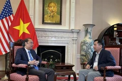 Ambassador Nguyen Quoc Dung (left) talks to a Vietnam News Agency correspondent in Washington. (Photo: VNA)