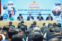 Prime Minister Pham Minh Chinh (third from right) attends the conference. (Photo: VNA)