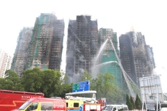 At the scene of the deadly fire at a residential complex in Hong Kong (China) (Photo: VNA)