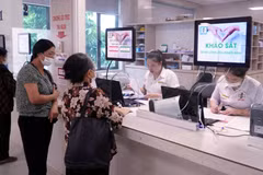 Patients and relatives handle procedures at the Lam Hoa Thai Binh general hospital in Hung Yen province. (Photo: VNA)