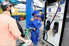 E5 RON92 gasoline jumps 280 VND to 20,911 VND (0.83 USD) per litre, while RON95-III climbs 263 VND to 21,507 VND per litre. (Photo: VNA)