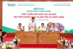 Le Quoc Thanh (centre), Director of the National Agricultural Extension Centre, speaks at the forum. (Photo: VNA)