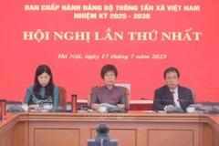 VNA General Director and Secretary of the VNA's Party Committee Vu Viet Trang (centre), VNA Deputy General Director and Standing Deputy Secretary of the Party Committee Nguyen Tuan Hung (right), and full-time Deputy Secretary Do Thi Trang at the first meeting of the VNA's 27th Party Committee on July 17. (Photo: VNA)