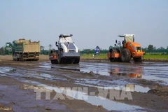 Work is underway at the Cao Lanh-An Phu expressway project in the southern province of Dong Thap. (Photo: VNA)