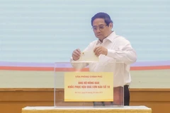 Prime Minister Pham Minh Chinh donates at least one day’s salary to help residents in areas devastated by recent storms and floods, at a fundraising ceremony in Hanoi on October 3, 2025. (Photo: VNA)