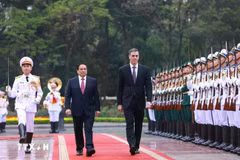 Prime Minister Pham Minh Chinh (L) and Spanish Prime Minister Pedro Sánchez review the guard of honour in Hanoi on April 9 morning. (Photo: VNA) 