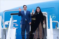 Prime Minister Pham Minh Chinh, his spouse Le Thi Bich Tran and a high-ranking Vietnamese delegation are welcomed at the Lennart Meri Tallinn airport in the capital of Tallinn on June 5 morning (local time). (Photo: VNA)