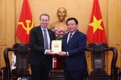 HCMA President Nguyen Xuan Thang (R) and Chairman of the Danish Parliament’s Foreign Policy Committee Michael Aastrup Jensen. (Photo: VNA)