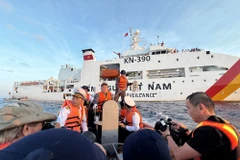 Members of the delegation visit Truong Sa island district in Khanh Hoa province and a DK1 platform on Vietnam’s southern continental shelf (Photo: VietnamPlus)