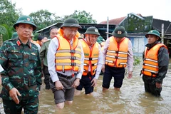 Party General Secretary To Lam visits areas cut off by floods in Khuong Pho Dong village, Quang Dien commune, Hue City. (Photo: VNA)