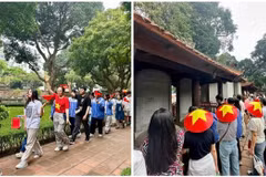 Visitors at Van Mieu - Quoc Tu Giam (The Temple of Literature) in central Hanoi. (Photo: hanoi.gov.vn)