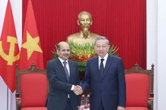 Party General Secretary To Lam (R) shakes hands with Indian Ambassador to Vietnam Sandeep Arya at their meeting in Hanoi on August 6, 2025. (Photo: VNA)