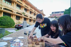 Young people interact with artworks at the Vietnam National Museum of History during the 2024 Hanoi Creative Design Festival. (Photo: VNA)