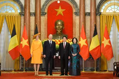 King Philippe and Queen Mathilde of Belgium, and State President Luong Cuong and his spouse, Nguyen Thi Minh Nguyet (R) pose for a photo. (Photo: VNA)