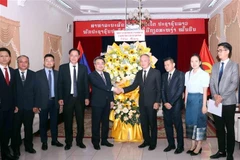 Permanent Deputy Secretary of the Ho Chi Minh City Party Committee Nguyen Thanh Nghi (fifth from left) congratulates Lao Consul General in the city Phonesy Bounmixay on the 70th founding anniversary of the Lao People's Revolutionary Party (March 22, 1955 - 2025). (Photo: VNA)