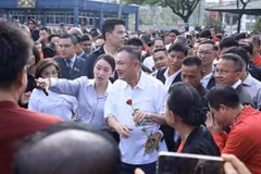 Thailand's convicted former Prime Minister Thaksin Shinawatra is released from Bangkok's Klong Prem Central Prison on May 11. (Photo: Xinhua/VNA)