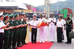 A welcome ceremony is held on July 24 morning at Tien Sa Port in central Da Nang city for the Indian Navy ship INS Delhi. (Photo: VNA)
