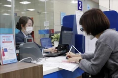 A customer conducts transactions at the Vietnam Joint Stock Commercial Bank for Industry and Trade (VietinBank). (Photo: VNA)