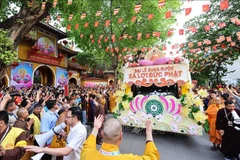 Sacred relics of the Buddha, recognised as a national treasure of India, are ceremoniously welcomed to Quan Su pagoda in Hanoi on May 13 afternoon. (Photo: VNA)