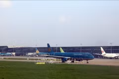 At Noi Bai international airport (Photo: VNA)