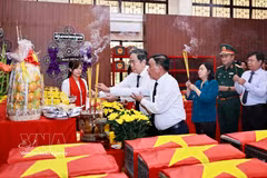 National Assembly Chairman Tran Thanh Man, Permanent member of the Party Central Committee's Secretariat Tran Cam Tu and delegates offer incense in tribute to fallen soldiers at the Martyrs' Remains House. (Photo: VNA)