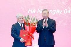 Party General Secretary To Lam (R) presents the appointment decision to Do Van Chien (Photo: VNA)