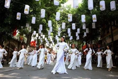 A performance as part of activities marking 65 years since the liberation of Hanoi and 20 years since Hanoi is honored by UNESCO as a "City for Peace". (Photo: VNA)