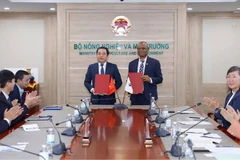 At the signing ceremony (Photo: VNA)