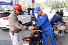 Fuel taxes are slashed to 0% from April 16 under a National Assembly resolution. (Illustrative photo: VNA)