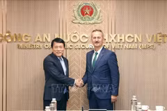 Minister of Public Security General Luong Tam Quang (L) and Haluk Görgün, President of the Turkish Defence Industry Agency, in Hanoi on October 14. (Photo: VNA)