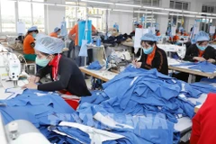 Workers make garment products for export to Japan. (Photo: VNA)