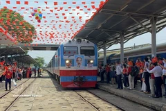 The “Reunification Express” SE4 arrives in Da Nang on the occasion of the Reunification Day. (Photo: VNA)