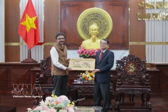 Indian Consul General in Ho Chi Minh City Vipra Pandey (left) presents a gift to Vice Chairman of the People's Committee of Can Tho Nguyen Van Khoi at the meeting on March 30. (Photo: VNA)
