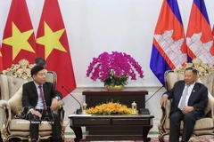 Vice President of the Cambodian People's Party (CPP) and Chairman of the Standing Board of the CPP Central Committee Samdech Say Chhum (R) receives Deputy Minister of Foreign Affairs Nguyen Manh Cuong in Phnom Penh. (Photo: VNA)