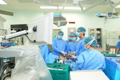 Vietnamese doctors perform a liver transplant. (Photo: VNA)