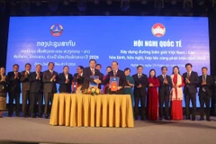 Leaders of both sides sign a joint communiqué on the results of the conference held in Vietnam's central province of Nghe An (Photo: VNA)