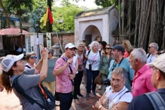 Foreign travellers visit Hanoi (Photo: VNA)
