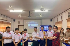 Dang Thi Hai Tam, Consul General of Vietnam in Savannakhet (first, right), presents the champion cup to the winning team (Photo: VNA)