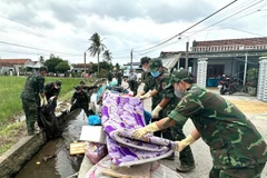Soldiers help flood-hit communities clean up in Hoa Thinh commune, Dak Lak province. (Photo: VNA)