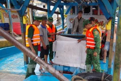 Local border guards check a vessel before its departure. (Photo: VNA)