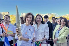 UNESCO Director-General Audrey Azoulay and Ambassador Nguyen Thi Van Anh, Permanent Representative of Vietnam to UNESCO, at a ceremony welcoming the Paralympic Torch at the UNESCO headquarters. (Photo: VNA)