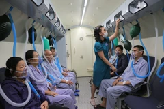 Patients are treated in a hyperbaric oxygen chamber at the Vietnam National Institute of Marine Medicine. (Photo: VNA)